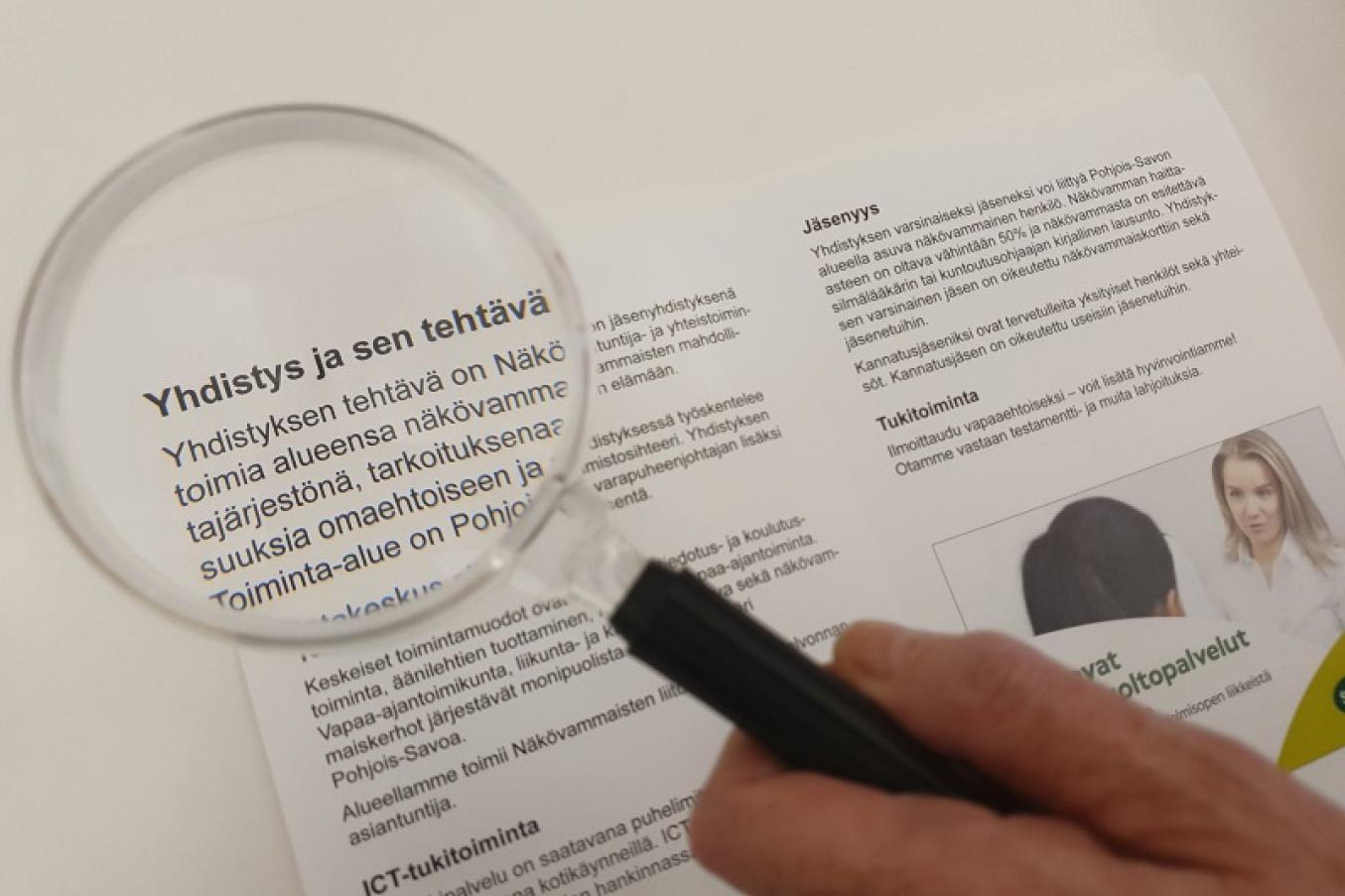 Suurennuslasi ja esite